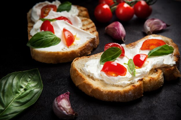 Delicioso pan con queso y tomate.