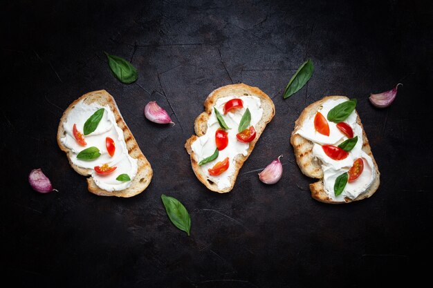 Delicioso pan con queso y tomate.