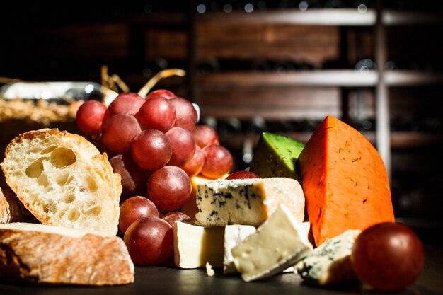 Delicioso pan recién horneado se encuentra en el plato con queso