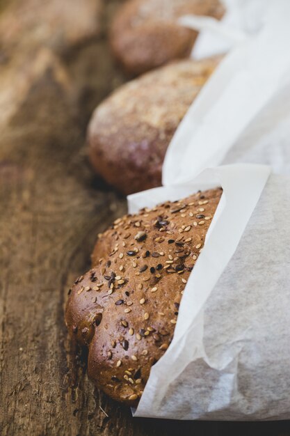 Delicioso pan sobre la mesa