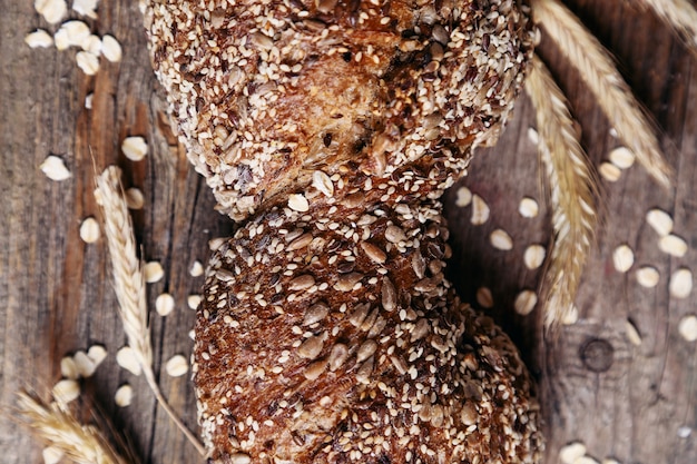 Delicioso pan sobre tabla de madera