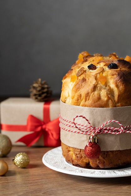 Delicioso panettone navideño y regalo.