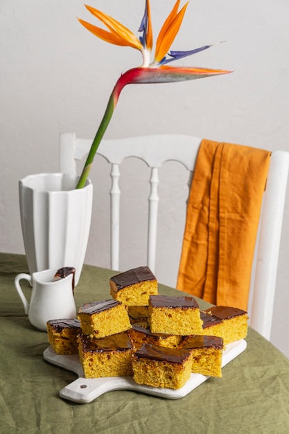 Foto gratuita delicioso pastel de alto ángulo con chocolate