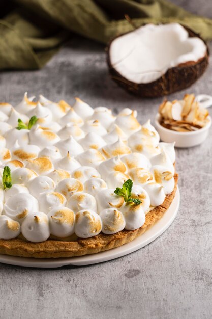 Delicioso pastel de alto ángulo con coco