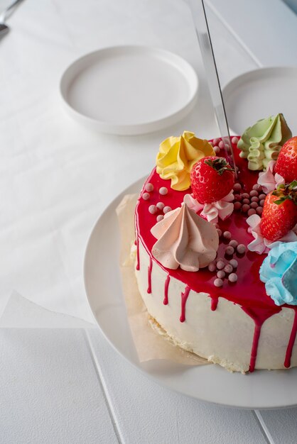 Delicioso pastel de alto ángulo con fresas