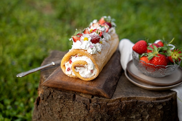 Delicioso pastel de alto ángulo con fresas