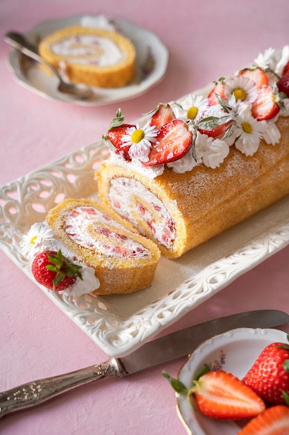 Delicioso pastel de alto ángulo y fresas.