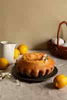 Foto gratuita delicioso pastel de alto ángulo y limones.