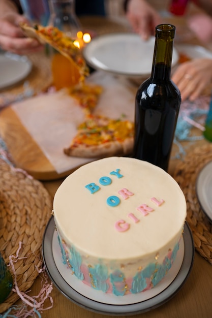 Foto gratuita delicioso pastel de alto ángulo en la mesa