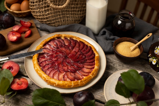 Foto gratuita delicioso pastel de alto ángulo en un plato