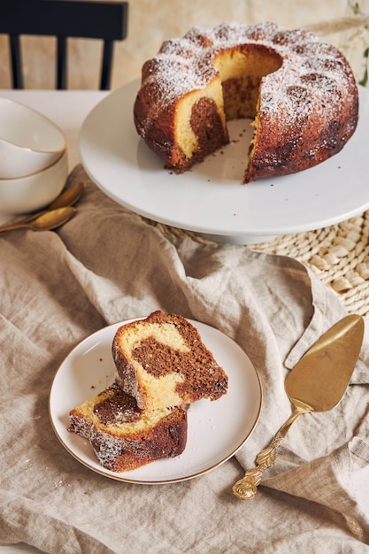 Delicioso pastel de anillo puesto en una placa blanca.