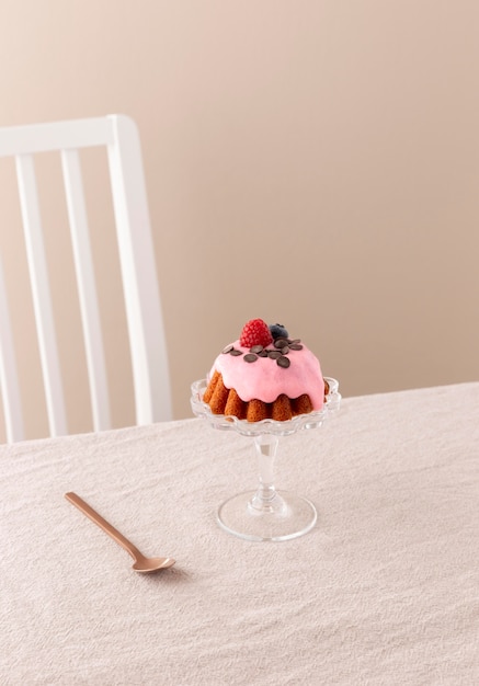 Delicioso pastel con arreglo de frutos del bosque