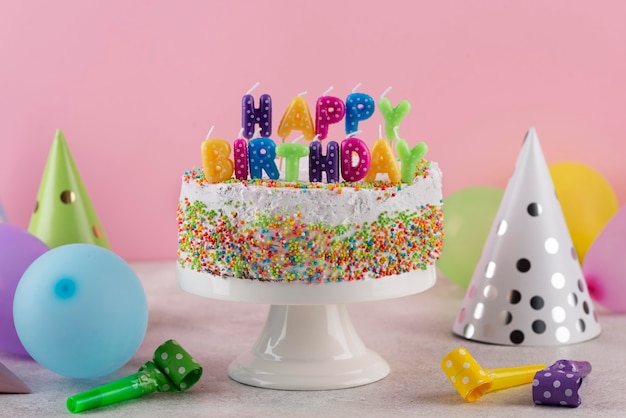 Foto gratuita delicioso pastel con artículos de cumpleaños.