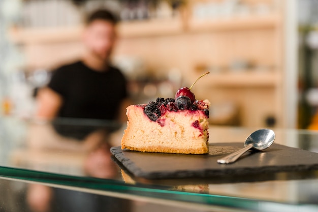 Foto gratuita delicioso pastel de bayas en el mostrador de vidrio