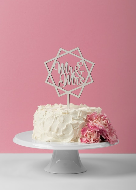 Delicioso pastel de bodas con flores