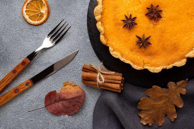 Delicioso pastel de calabaza con cubiertos