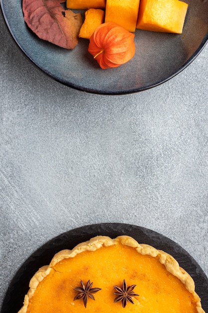 Delicioso pastel de calabaza y rodajas de fruta.