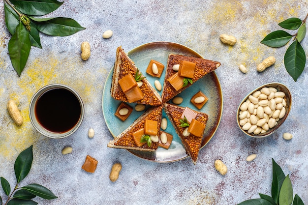 Delicioso pastel de caramelo y maní con maní y dulces de caramelo, vista superior