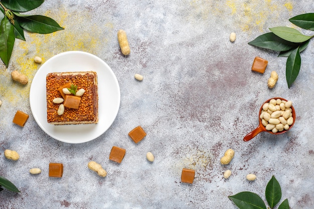 Delicioso pastel de caramelo y maní con maní y dulces de caramelo, vista superior