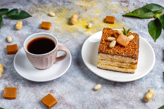 Delicioso pastel de caramelo y maní con maní y dulces de caramelo, vista superior