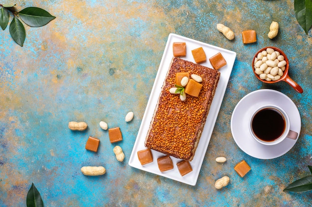 Delicioso pastel de caramelo y maní con maní y dulces de caramelo, vista superior