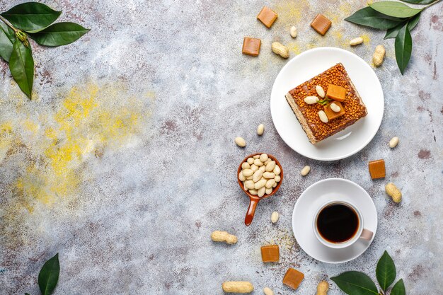 Delicioso pastel de caramelo y maní con maní y dulces de caramelo, vista superior