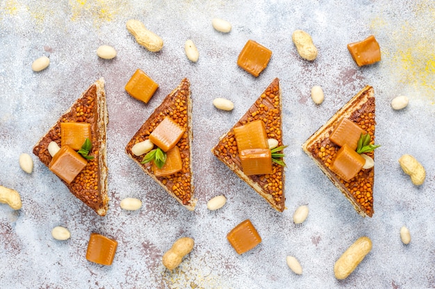 Delicioso pastel de caramelo y maní con maní y dulces de caramelo