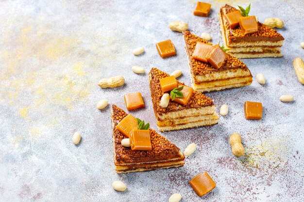 Delicioso pastel de caramelo y maní con maní y dulces de caramelo