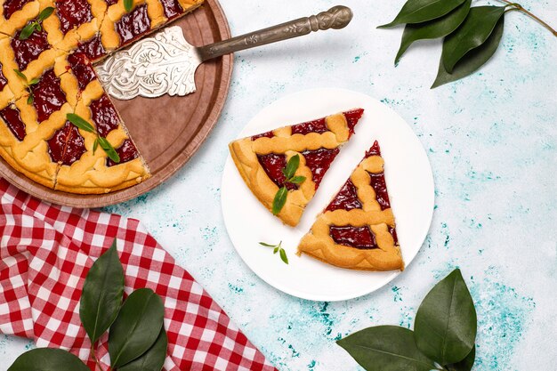 Delicioso pastel de cereza de bayas tradicional Crostata sobre superficie clara