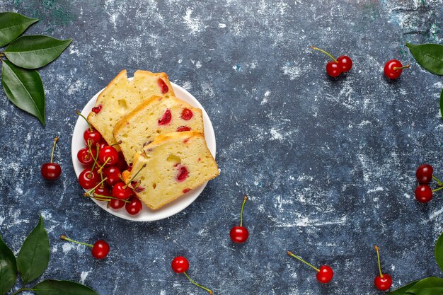 Delicioso pastel de cerezas con cerezas frescas, vista superior