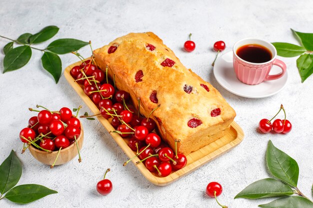 Delicioso pastel de cerezas con cerezas frescas, vista superior