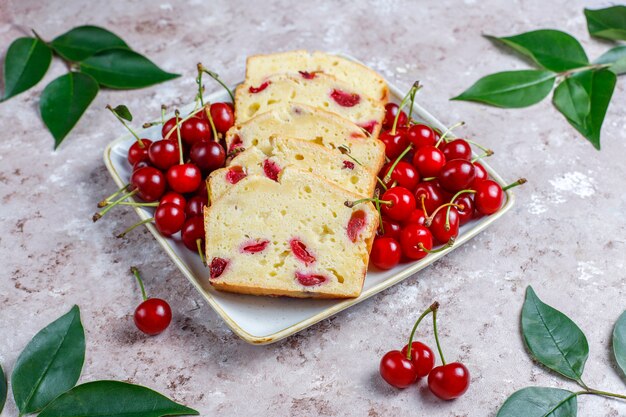 Delicioso pastel de cerezas con cerezas frescas, vista superior