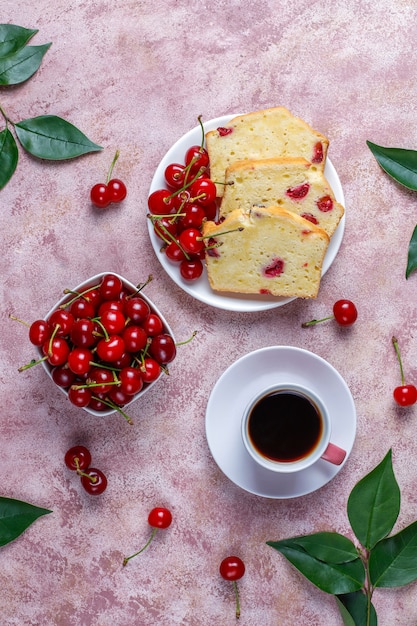 Foto gratuita delicioso pastel de cerezas con cerezas frescas, vista superior