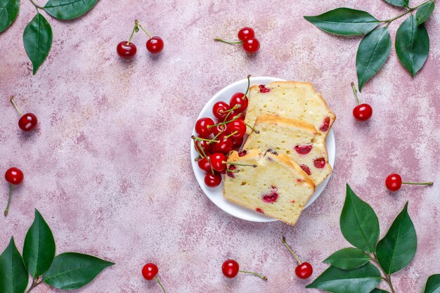 Delicioso pastel de cerezas con cerezas frescas, vista superior