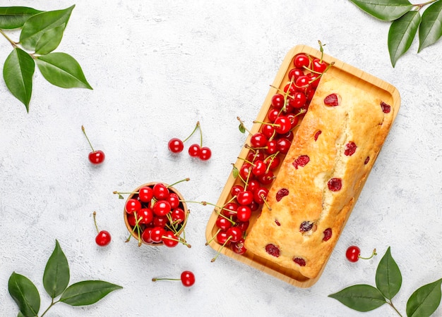 Delicioso pastel de cerezas con cerezas frescas, vista superior