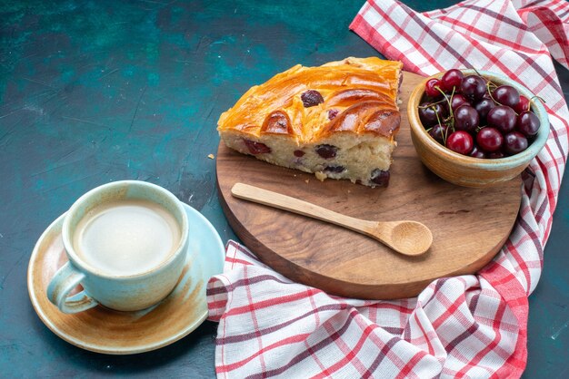 Delicioso pastel de cerezas en rodajas con guindas frescas en el escritorio azul oscuro, pastel de frutas dulces