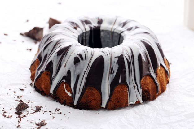 Delicioso pastel con chocolate en blanco