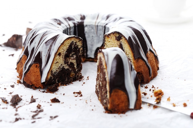 Delicioso pastel con chocolate en blanco