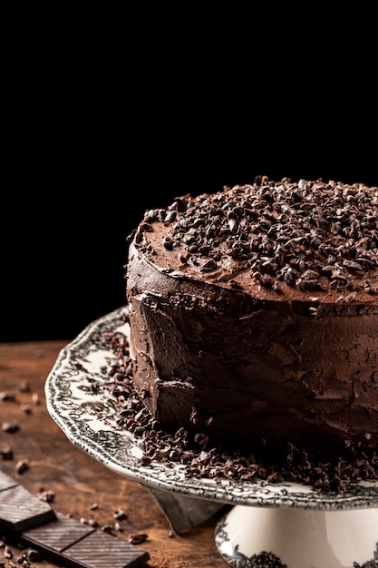 Foto gratuita delicioso pastel de chocolate con espacio de copia