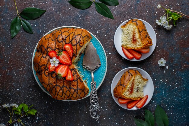 Delicioso pastel de chocolate de fresa con fresas frescas, vista superior