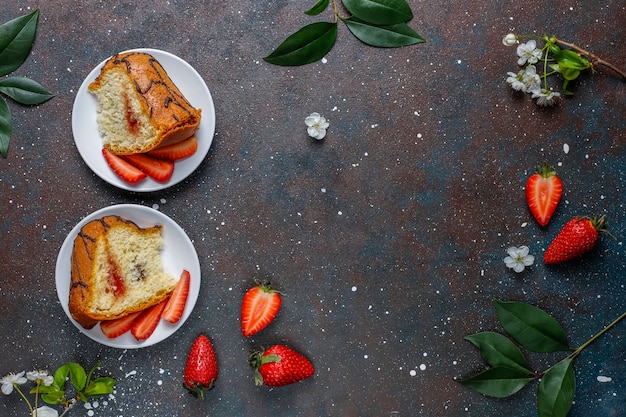 Delicioso pastel de chocolate de fresa con fresas frescas, vista superior