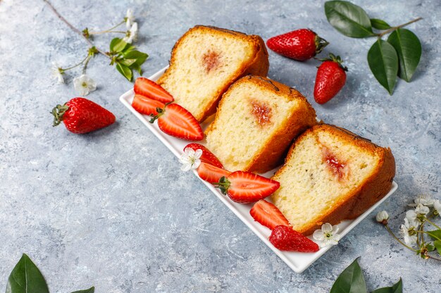 Delicioso pastel de chocolate de fresa con fresas frescas, vista superior