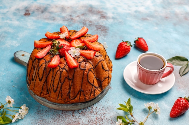 Delicioso pastel de chocolate de fresa con fresas frescas, vista superior