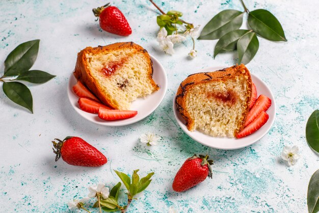 Delicioso pastel de chocolate de fresa con fresas frescas, vista superior