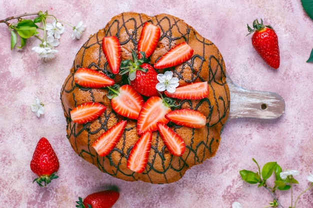 Delicioso pastel de chocolate y fresas con fresas frescas