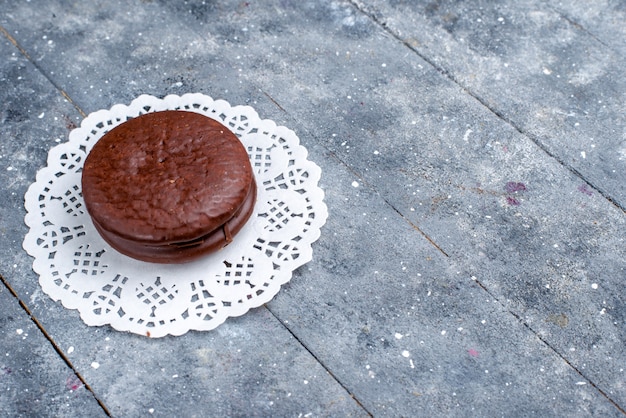 Delicioso pastel de chocolate redondo formado aislado en gris, hornear pastel de chocolate galleta dulce de cacao