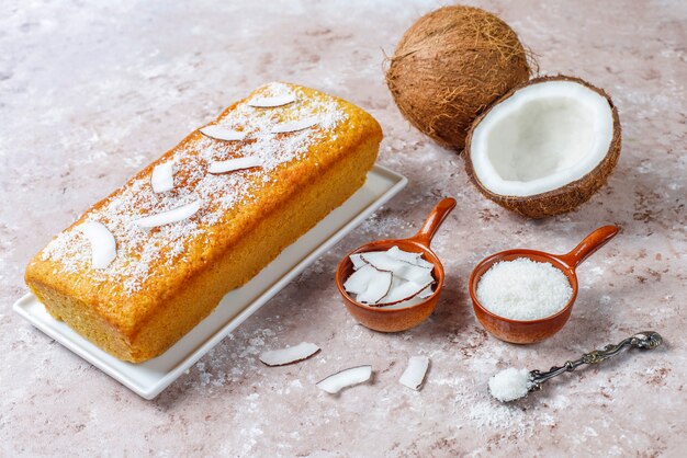 Delicioso pastel de coco casero con medio coco
