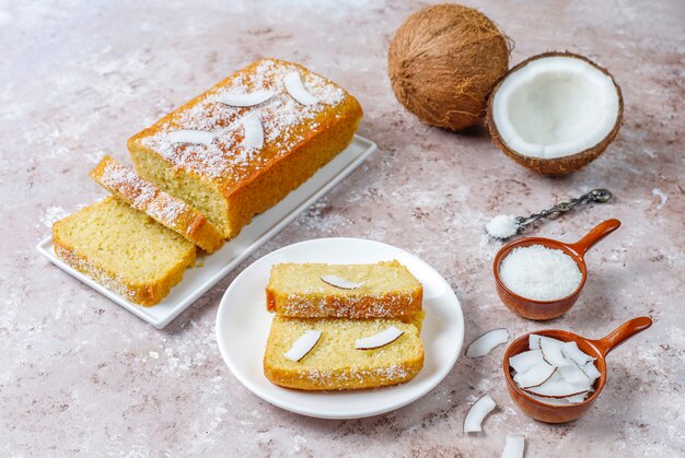 Delicioso pastel de coco casero con medio coco