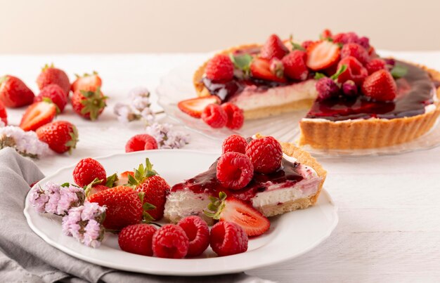 Delicioso pastel con composición de frutos del bosque