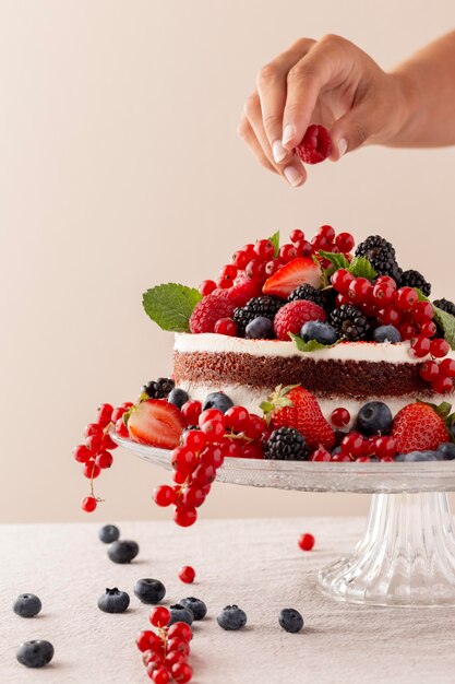 Delicioso pastel con composición de frutos del bosque